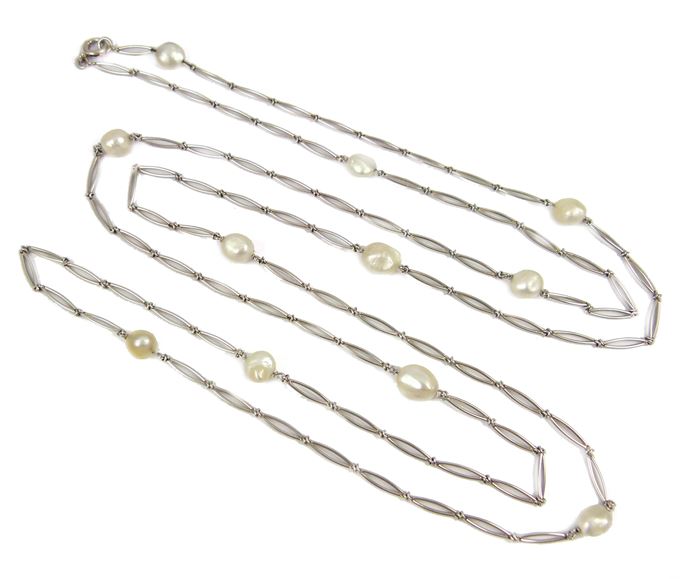 Platinum and pearl chain the elongated split links spaced by shaped oval pearls | MasterArt